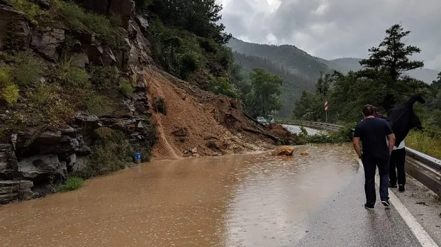 Свлачища затвориха пътя Пловдив - Смолян