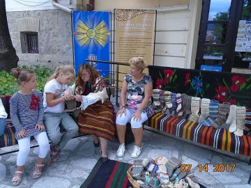 Чужденци се учат да плетат шушони в Банско