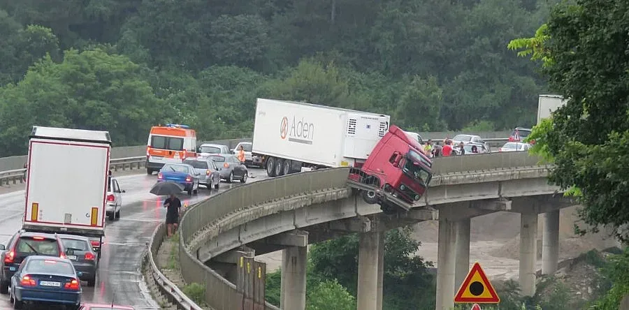 Две катастрофи край Мездра блокираха Е79