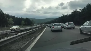 Прелял язовир обърка движението на магистрала "Тракия" /ОБНОВЕНА/