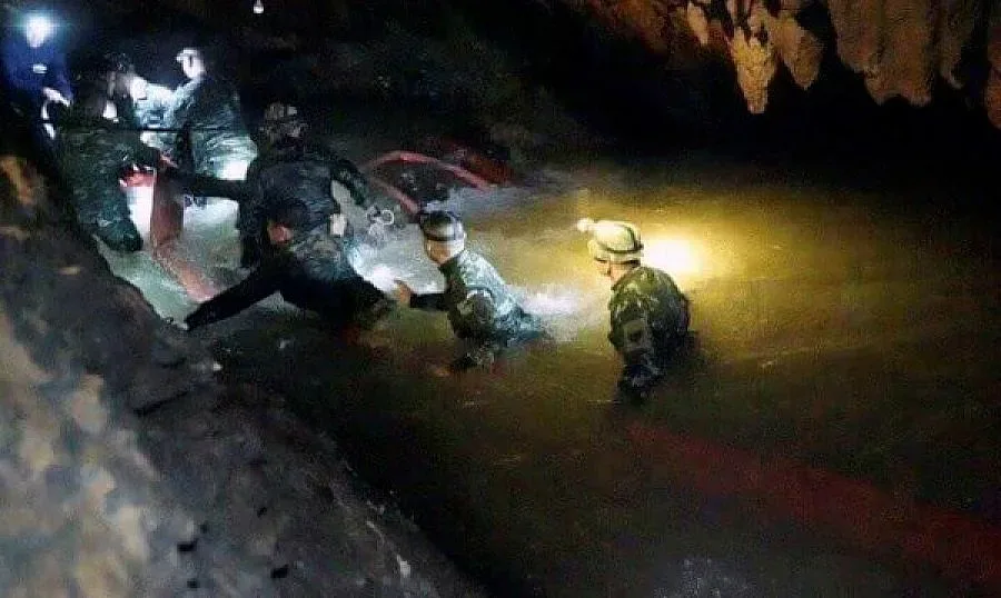 Загина един от водолазите, помагащи на децата в пещерата в Тайланд