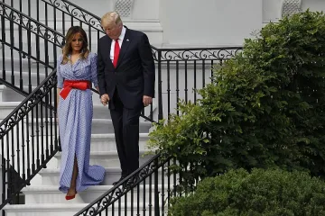 Доналд Тръмп и Мелания ръка за ръка на 4 юли, напук на слуховете за разрив в брака им 
