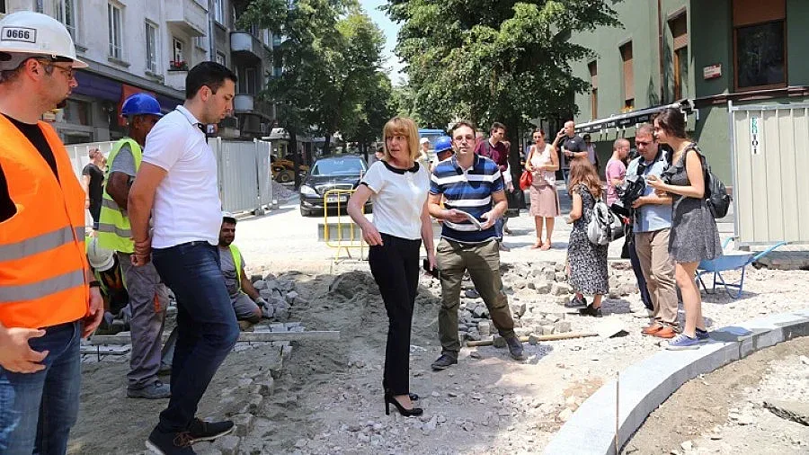 Фандъкова сваля контейнери за боклук под земята