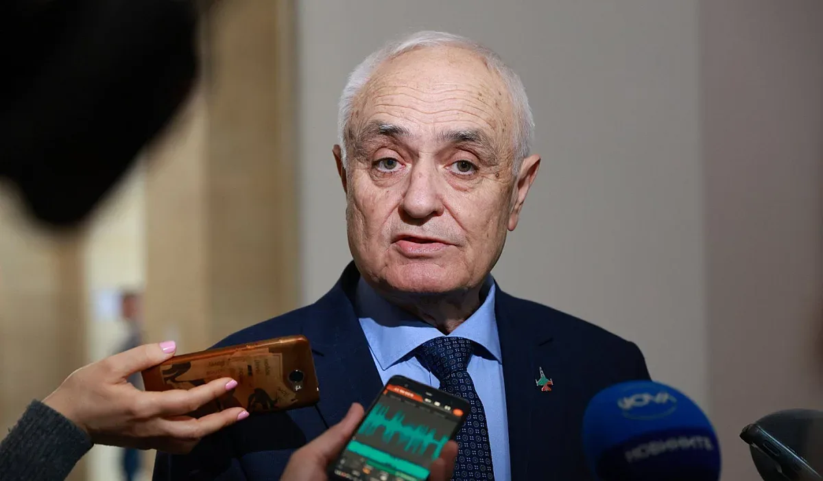 Военният министър проговори за промените по върховете в армията