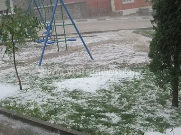 Унищожителна градушка колкото топка за тенис удари части на Русия