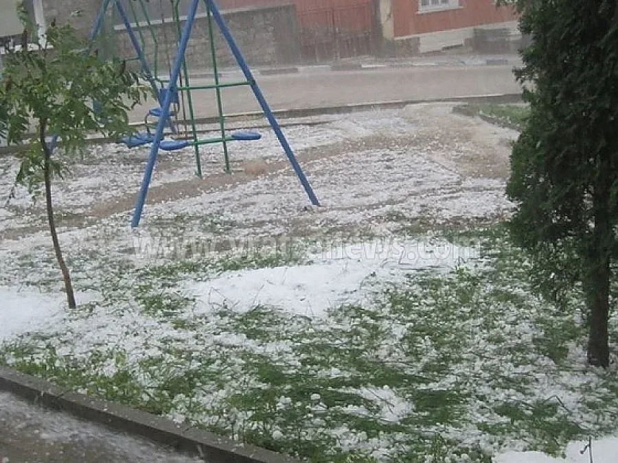 Унищожителна градушка колкото топка за тенис удари части на Русия