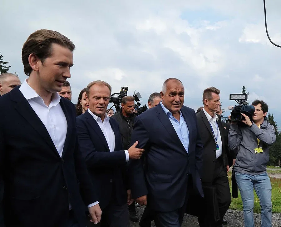 Посрещнаха Борисов с алпийски рогове под връх Планай (СНИМКИ)