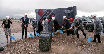 Заводът на „Мерцедес" магнит за инвеститори