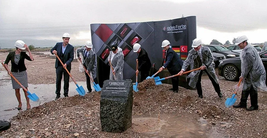 Заводът на „Мерцедес" магнит за инвеститори