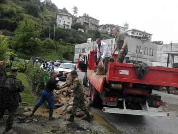 Военни се включиха в изграждането на диги в Смолян