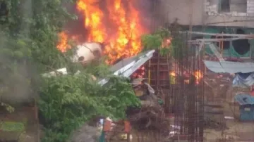 Самолет се разби в строеж