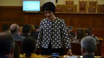 ГЕРБ искат Нинова в залата, гласуват киберсигурност, а я няма