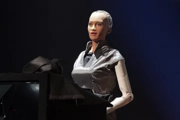 Webit тръгна с гайди и реч на робота София