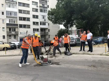 Марешки пълни дупки по варненските улици