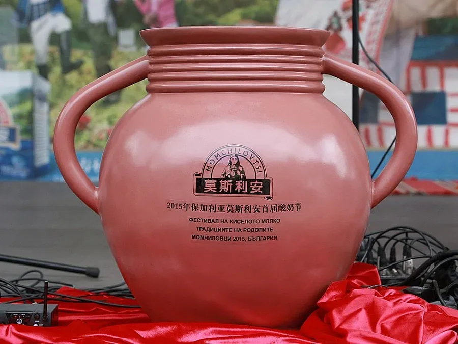 Китайци закусват с кисело мляко  с бъз и роза от Момчиловци