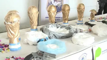 Спипаха огромно количество наркотици, скрити във фалшиви футболни купи 