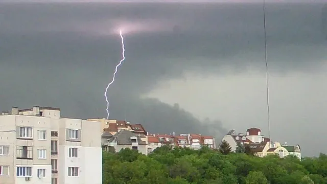 Синоптиците предупредиха: 3 дни бури и градушки