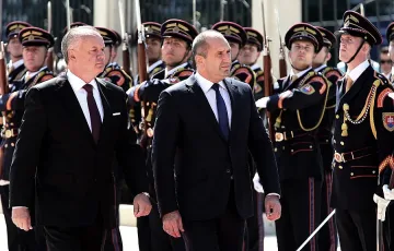 Радев положи венец на паметник на жертви на комунизма