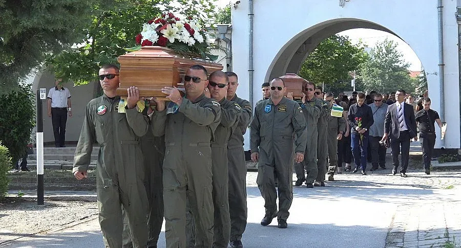 Военен церемониал за погребението на пилотите