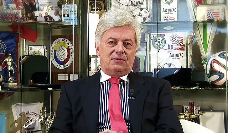 Където има футбол, политиката свършва