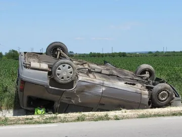 Пиян обърна БМВ по таван, две момичета са ранени