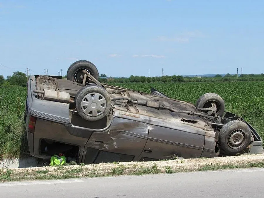 Пиян обърна БМВ по таван, две момичета са ранени