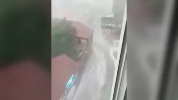 Реки от лед заляха улиците на сръбския град Ужице 