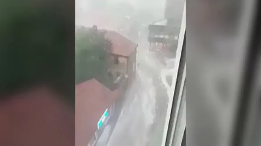 Реки от лед заляха улиците на сръбския град Ужице 