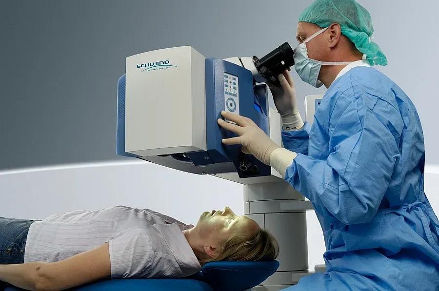 Лазер коригира зрението по най-нова технология