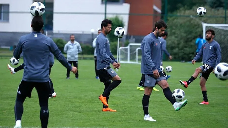 Селекционерът на Иран скочи на "Найк" заради обувки