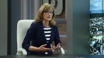 Захариева: Вотът на недоверие на БСП няма да е успешен, коалицията е стабилна