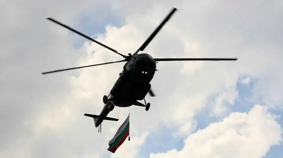 Разбилият се вертолет развял трибагреника над София на парада на Гергьовден