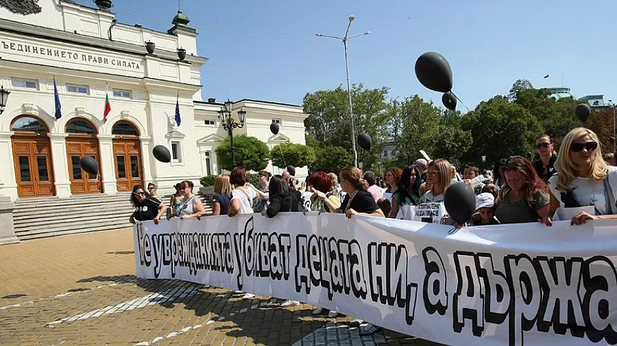 Родители на деца с увреждания продължават с протестите