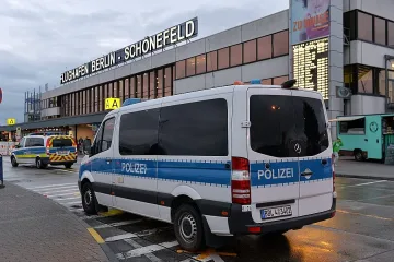 ОБЗОР: "Райънеър" заряза 100 българи в Берлин