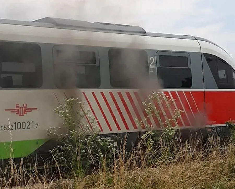 Влак се запали в движение, пътници ходиха по релсите над 3 километра