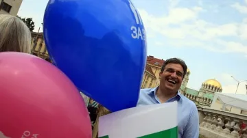 Анти гейпарадът: Детето има нужда от майка и баща