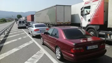 Напрежение на ГКПП "Кулата" заради километрични опашки