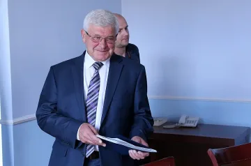 Ананиев прехвърля лекарските специализации на бюджета