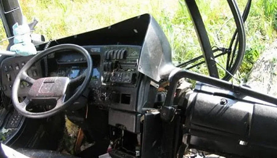 Автобус с туристи се заби в дърво, има ранени