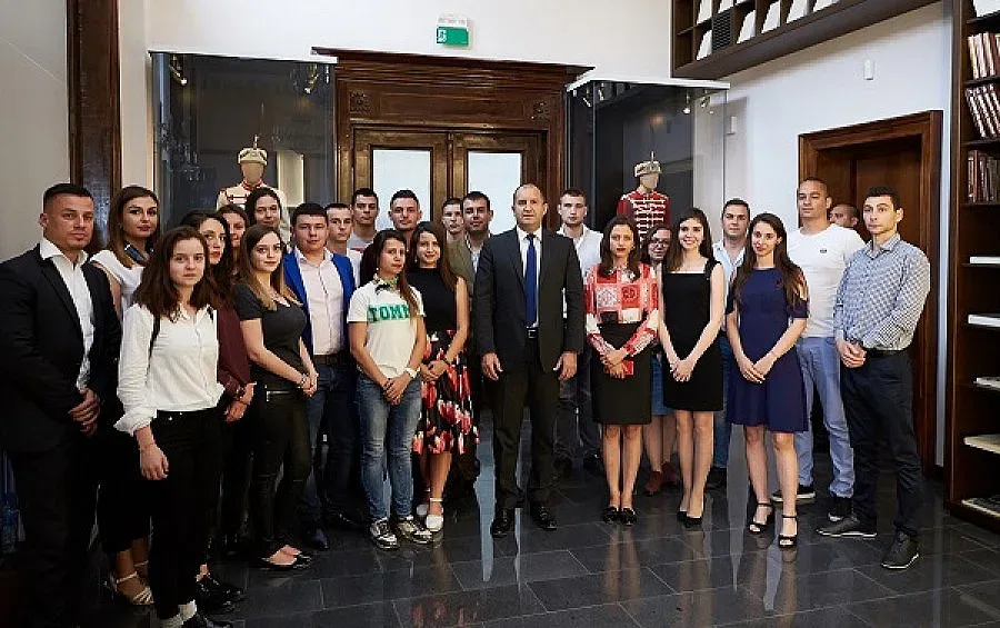 Президентът и студенти обсъдиха апатията сред младите