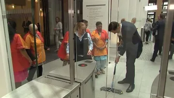 Популизъм: Премиер се прави на чистачка