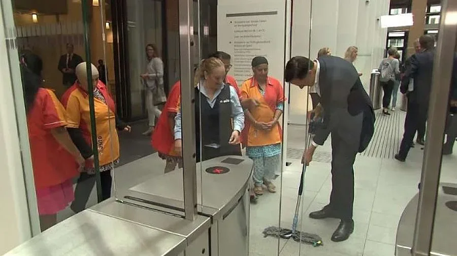 Популизъм: Премиер се прави на чистачка