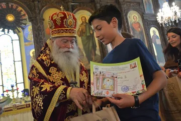 Деца рисуват за малки пациенти