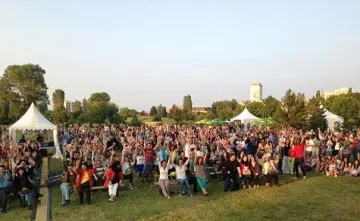 Влатко Стефановски свири на Радио парк феста в Южния парк