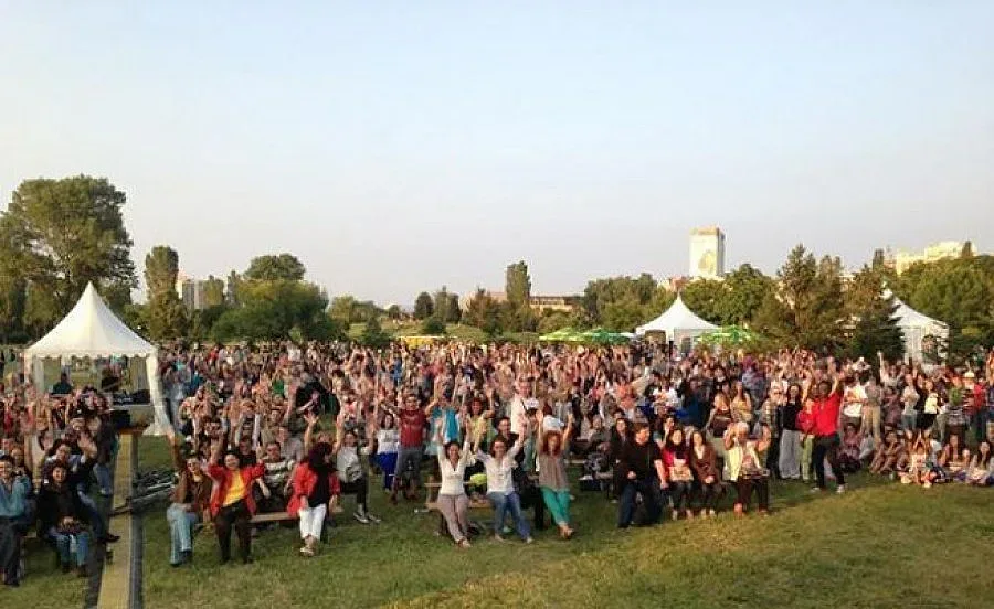 Влатко Стефановски свири на Радио парк феста в Южния парк