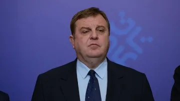 Каракачанов: Покупката на боен самолет не е като да си купиш хапчета от аптеката