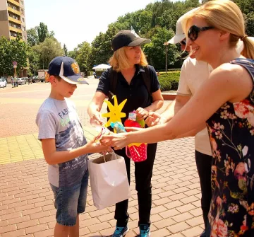 Фандъкова и Мис България подкрепиха базар за болните деца