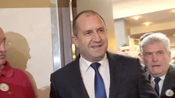 Президентът награди ученици от проекта "Народните будители и аз"