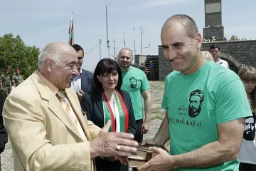 Правнук на Ботев четник подари книги на Цветанов