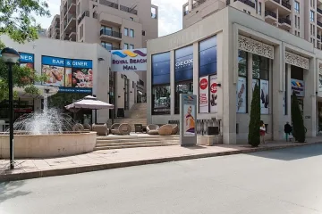 Любими модни марки посрещат туристите в Роял Бийч Мол в Слънчев бряг